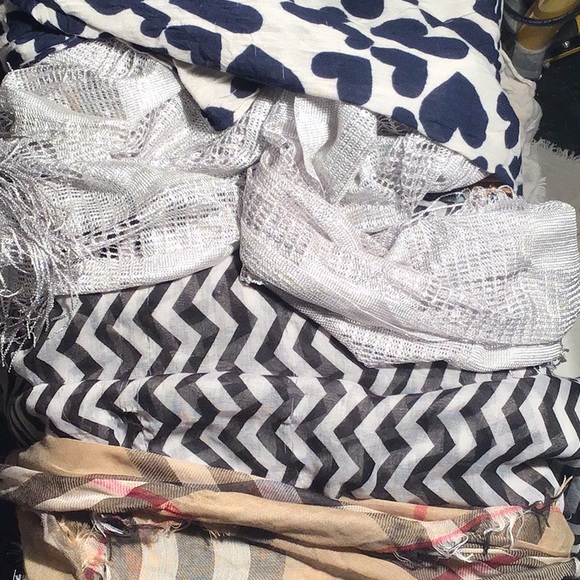 Scarves “not so mystery” lot of 8 - elephant print, hearts, Burberry pattern - Picture 3 of 4